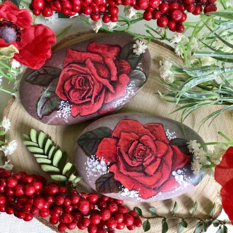 These hand painted scarlet rose proposal stones are perfect for 2024! Available in my #etsy shop #womaninbizhour #giftideas #LeapYear #leapday2024 #roses  celticoathingstones.etsy.com/listing/155328…