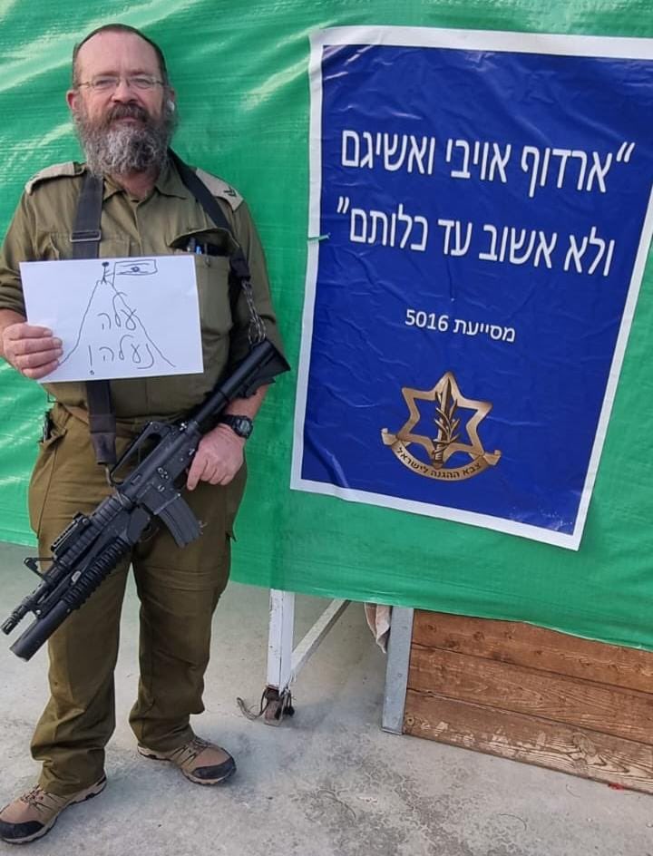 tamerqdh's tweet photo. الاعلان الان عن اغتيال الحاخام الارهابي يتسحاق زيجر 57 عاماً في عملية اطلاق نار نفذها مقاوم فلسطيني قبل قليل في محطة الوقود على مدخل مستوطنة  عيلي  الذي يقيم فيها ، هذا الحاخام كان يدعو لقتل الفلسطينيين ويشجع اليهود للهجرة الى ارضينا المحتلة ، ودعى لقتل أطفالنا ونسائنا . 
اخر صورة للحاخام وهو يرتدي زي الجيش الاسرائيلي ويحمل ورقة رسم عليها علم اسرائيل على قمة جبل ، لتشجيع الجمهور الاسرائيلي  للذهاب والقتال في غزة والعودة وعلّم اسرائيل مرفوع على القمة ، قبل ان يقتله مقاوم ويسقطه من فوق الجبل ويرسله للجحيم