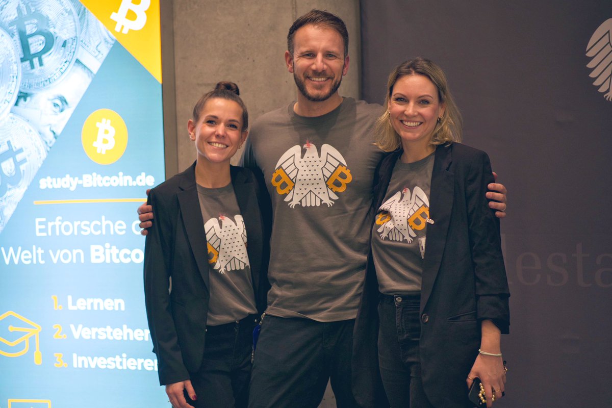 Study-Bitcoin.de (@studybitcoin_de) on Twitter photo Auch eine Woche nach dem Event <a href="/BTCimBundestag/">Bitcoin im Bundestag</a> führen wir immer noch Gespräche mit Mitmenschen, denen langsam bewusst wird, dass Bitcoin in der Gesellschaft angekommen ist.
Vielen Dank nochmal auf diesem Wege für das entgegengebrachte Vertrauen. Wir waren bzw. sind stolz, das Auch eine Woche nach dem Event <a href="/BTCimBundestag/">Bitcoin im Bundestag</a> führen wir immer noch Gespräche mit Mitmenschen, denen langsam bewusst wird, dass Bitcoin in der Gesellschaft angekommen ist.
Vielen Dank nochmal auf diesem Wege für das entgegengebrachte Vertrauen. Wir waren bzw. sind stolz, das