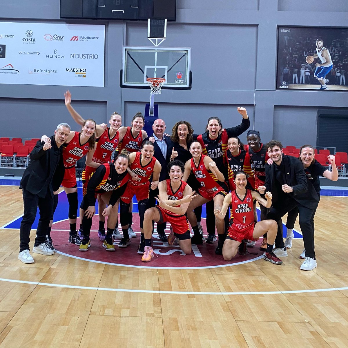 unigirona's tweet photo. SHOOOOOOOOOOOOW! EQUIPÀS! 💫 https://t.co/GPS6Dawrhv