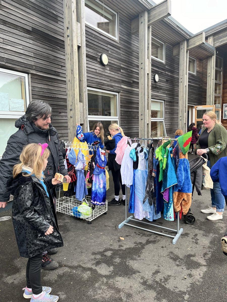 Our Community Club hosted our very first ‘Tea for Free’ alongside our World Book day costume pop up shop today. It was great to see so many of our families support this event. A big thank you to Bookers Pentrebach who donated the hot dogs 🌭, rolls and squash for the event 👏🏻.