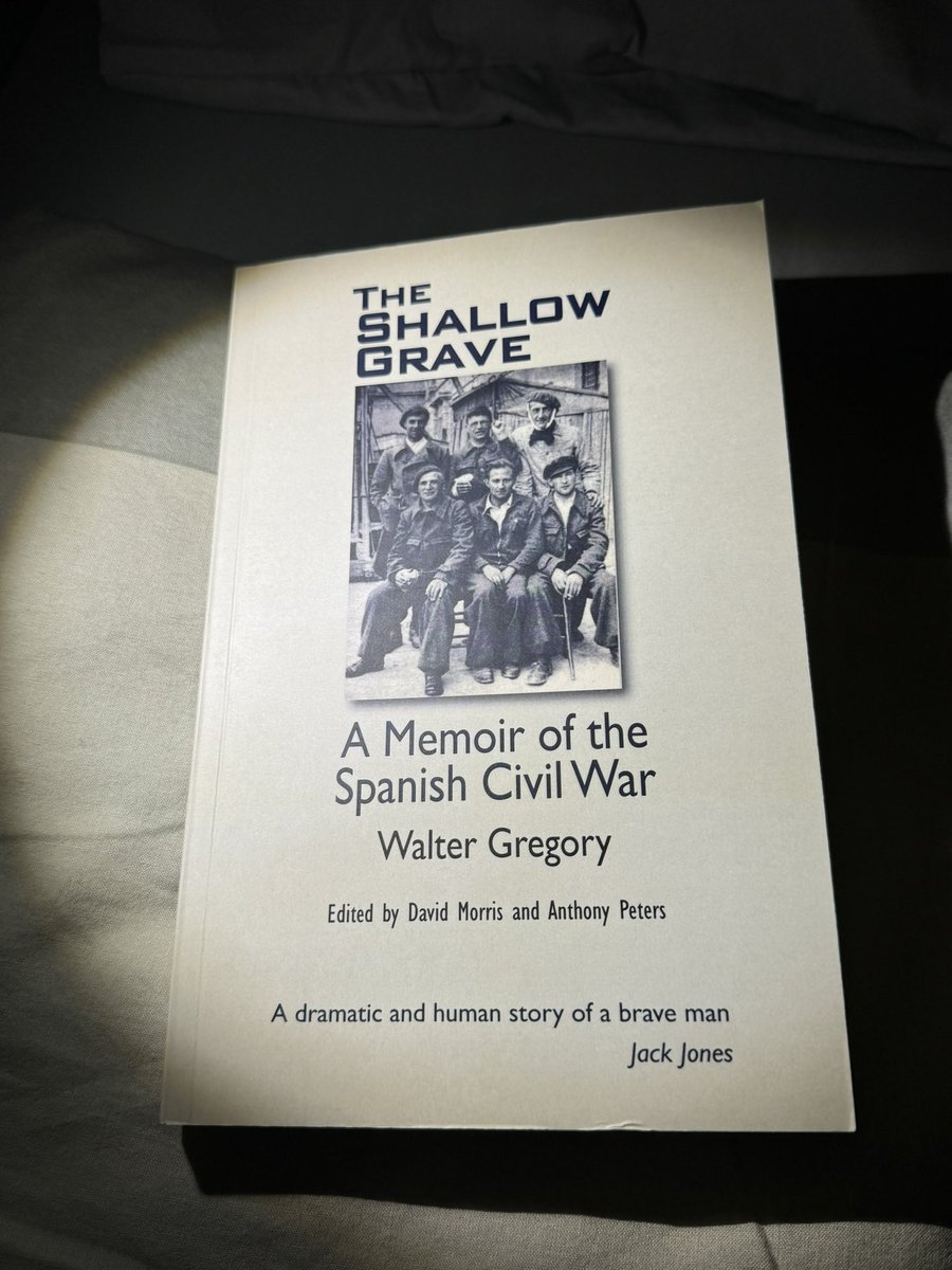 Doncs està sent interessant aquest llibre: les memòries de Walter Gregory, un voluntari anglès de les #brigadesinternacionals (adscrit a la 35 Divisió, XV brigada, 57 batalló).  #internationalbrigades