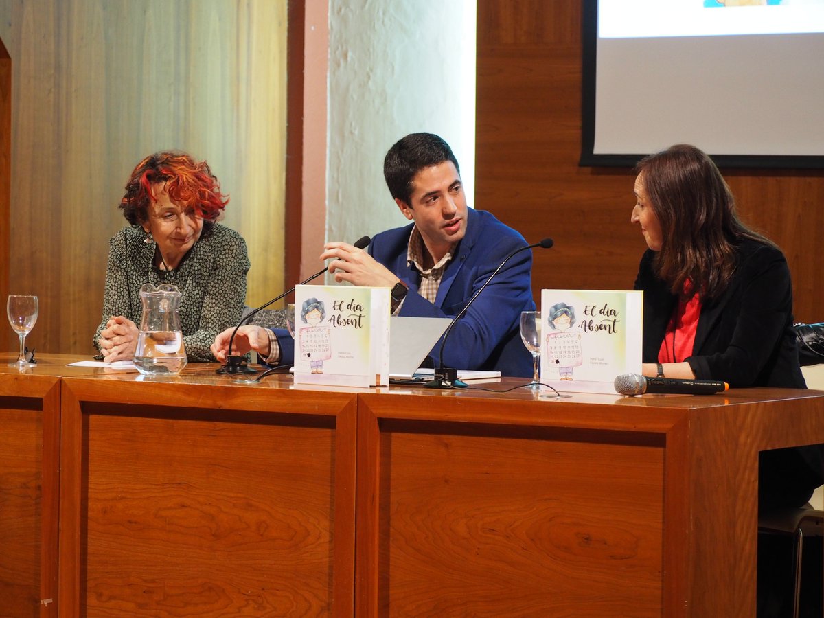 #EnImatges Ple a la Sala de la Immaculada de #laSeu en la presentació del llibre 'El dia absent', escrit per Pepita Clop i il·lustrat per Urgell Mestre. L'acte l'ha dirigit l'alcalde de la Seu d'Urgell, <a href="/jbarreraaranda/">Joan Barrera Aranda</a>. <a href="/SaloriaEdicions/">Edicions Salòria</a>