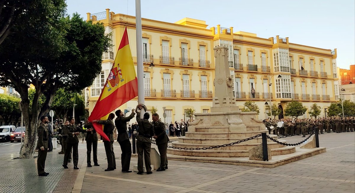 COMGEMEL_ET's tweet photo. El Regimiento de Artillería Mixto n°32,#RAMIX32, realiza el solemne arriado de Bandera, correspondiente al mes de febrero, en la plaza Pedro Segura y presidido por el Comandante General de Melilla, Luis Sáez Rocandio @COMGEMEL_ET @MCANA_ET  #SomosTuEjército 🇪🇸 https://t.co/Y0En45VQLp