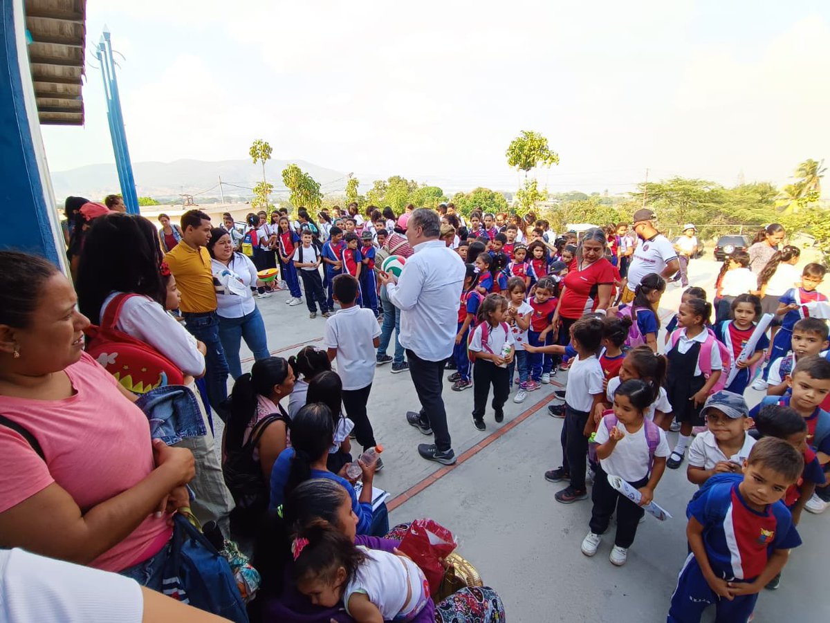 El Primer vicepresidente de #AcciónDemocrática @SanchezFortoul, junto a la Secretaría de Organización Seccional Lara y la Secretaría Juvenil, entregaron en la Escuela José de Jesús Rodríguez, de Barquisimeto,  material deportivo y uniformes para 270 niños. #ADSeCrece 🏳️