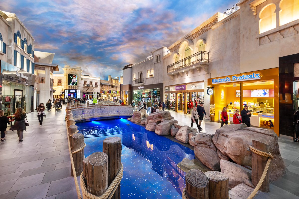 Celebrate the bonus day in style! Enjoy extra shopping at @HM, @SteveMadden, @QUAYAustralia, & @Pandora. Treat yourself to a margarita at @RosaMexicano & catch The Lost City Show hourly from 10 am to 11 pm! 🛍️🍹
