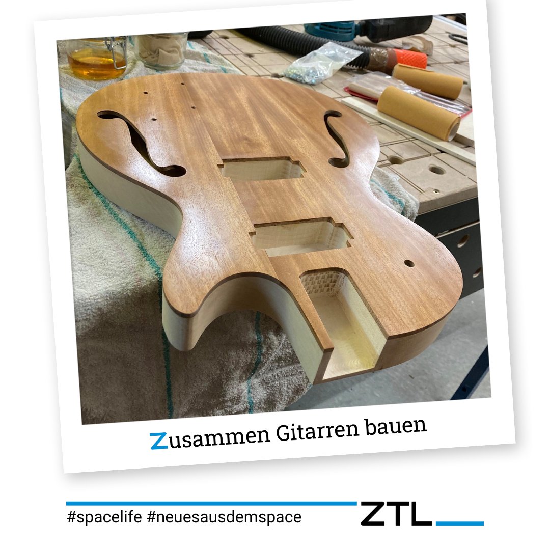 Das Z in ZTL 🚀 steht für zusammen… was wäre die Welt ohne Musik 🎶? #ztl #ztlspace #makerspace #landau #landaupfalz #landauinderpfalz #spacelife #neuesausdemspace #together #diy #selbermachen #selbermachenstattkaufen #gitarre #musik #instrument