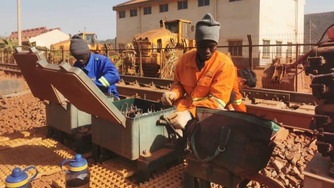 #CRCCUpdates The recently opened rail capacity expansion on #Guinea's Dapilon-Santou Railway, built by #CRCC, has further enhanced the railway's transport efficiency. 🇬🇳🚃The project team implemented scientific safety protocols and innovative construction methods to ensure smooth