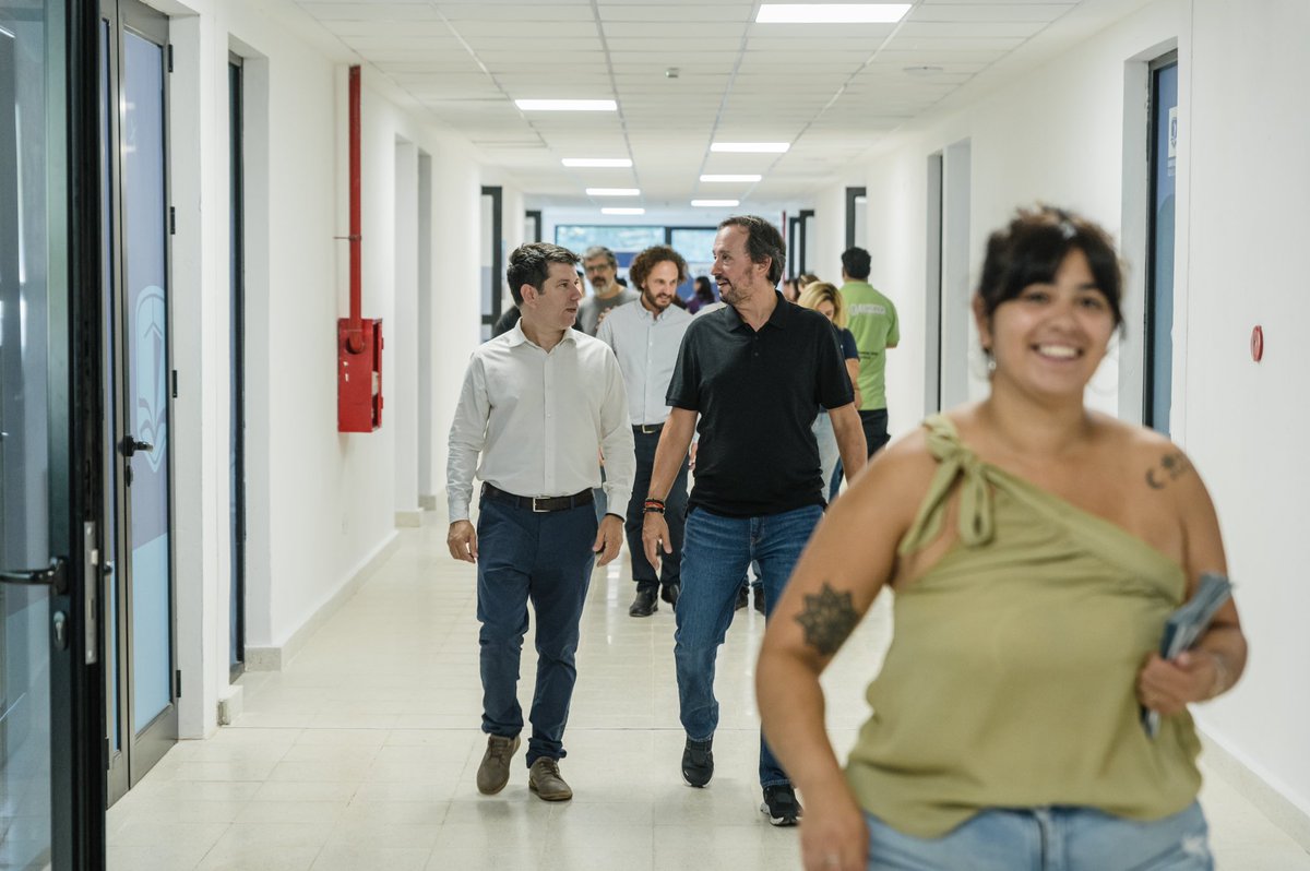 pmdomenichini's tweet photo. Nuestros estudiantes estrenaron las aulas del campus de @unaboficial. Este edificio en el que se no sólo se invirtieron recursos económicos para convertirlo en lo que es hoy, sino muchas ganas, dedicación e ilusión. https://t.co/AZJM3scB2O