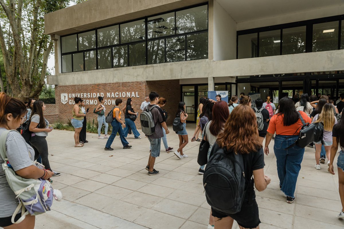 pmdomenichini's tweet photo. Nuestros estudiantes estrenaron las aulas del campus de @unaboficial. Este edificio en el que se no sólo se invirtieron recursos económicos para convertirlo en lo que es hoy, sino muchas ganas, dedicación e ilusión. https://t.co/AZJM3scB2O