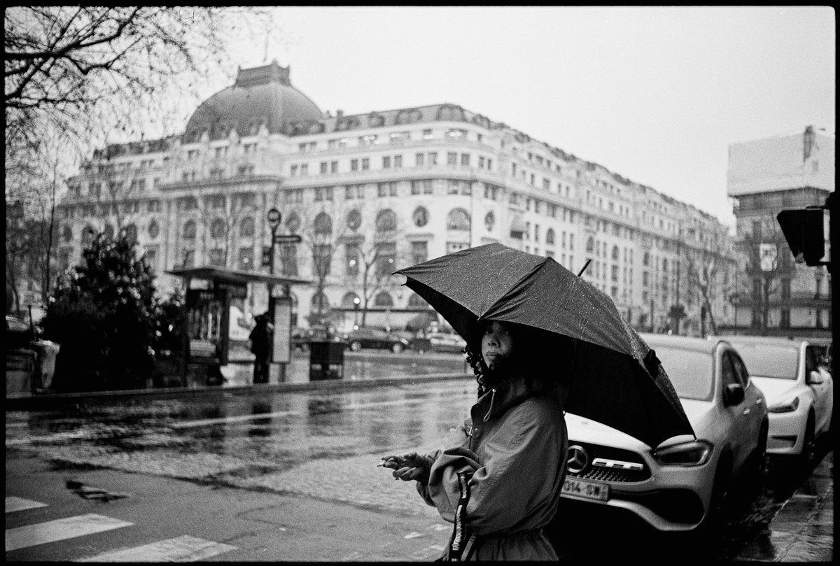 NOLIS's tweet image. SJ in Paris. #leicam6 #tmax400 🎞️