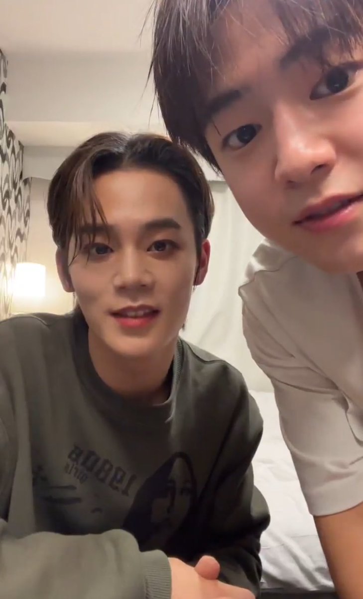 Capturas del último live de On como miembro de TFN vía weverse

#Forever_TFN
#ThankYou_TFN
#TFN