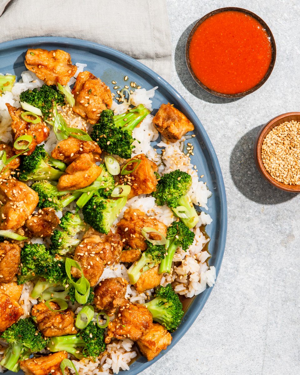 🍽️ Are you feeling stuck in a dinner rut? 🥦 Try our Sesame Chicken and Broccoli recipe for a nutritious meal to cook up quickly, using our crunchy broccoli and crisp green onions. Find the recipe here: bit.ly/3TfVejG #freshproduce #recipe #recipeoftheday