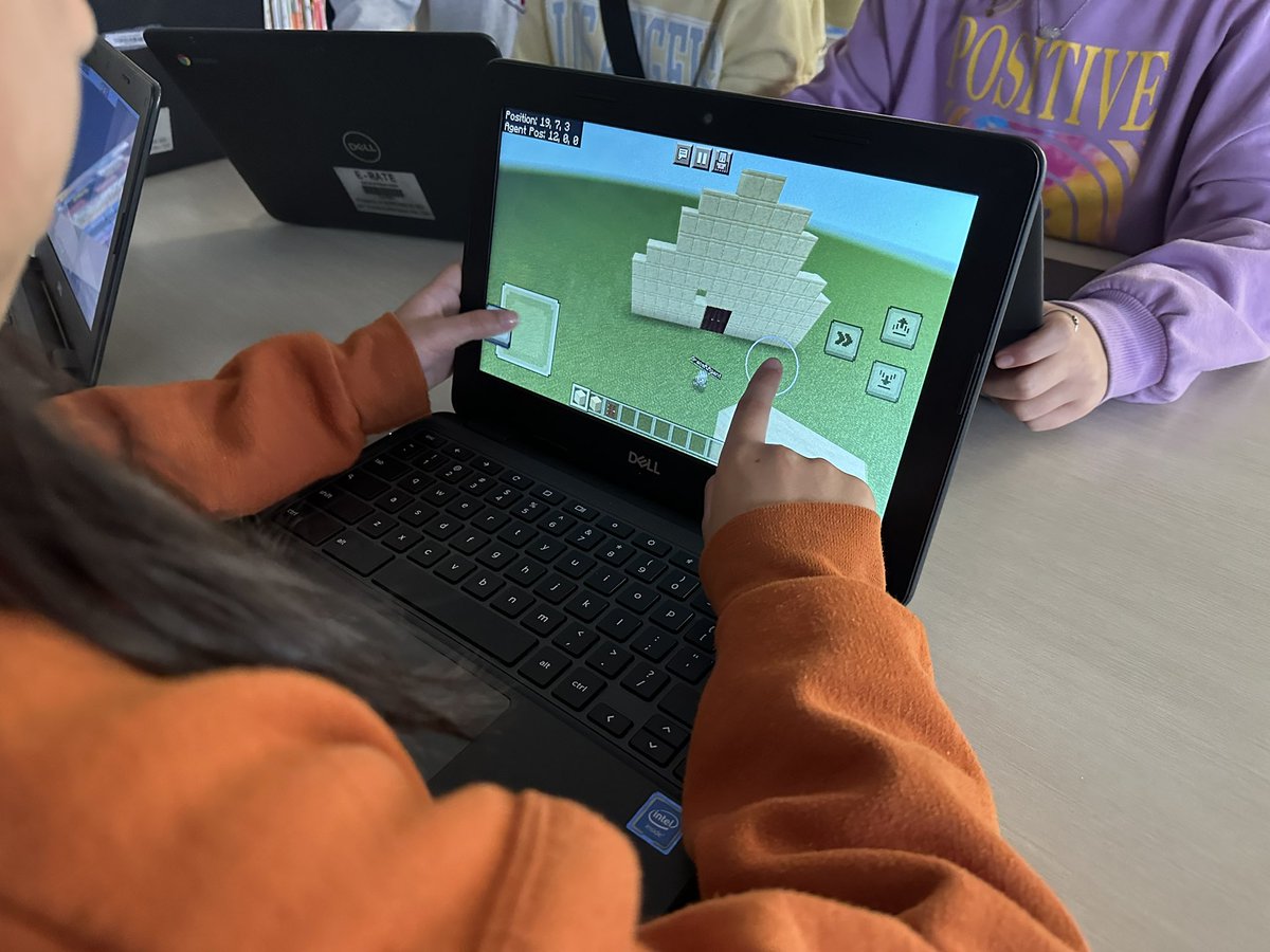 4th graders are excited to start building the Alamo using Minecraft EDU! This is day 1 of our build. @NISDBeard @NISDLib @PlayCraftLearn #NISDlibraries