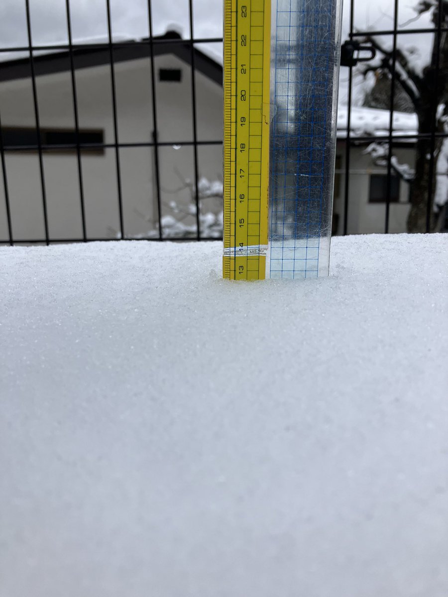 mitakevc's tweet photo. 昨夜の雨は雪に変わりまして、御岳山内はビジターセンター前で13センチの積雪でした⛄️
湿った重たい雪です❄️
明日以降は気温も下がる予報ですので、凍結注意です⚠️
ハイキングや登山の際には、チェーンスパイクや軽アイゼンをお持ち下さいね。
スパッツもあると安心です😌
#御岳山
#雪
#積雪
#mtmitake https://t.co/GTwDhvjgac