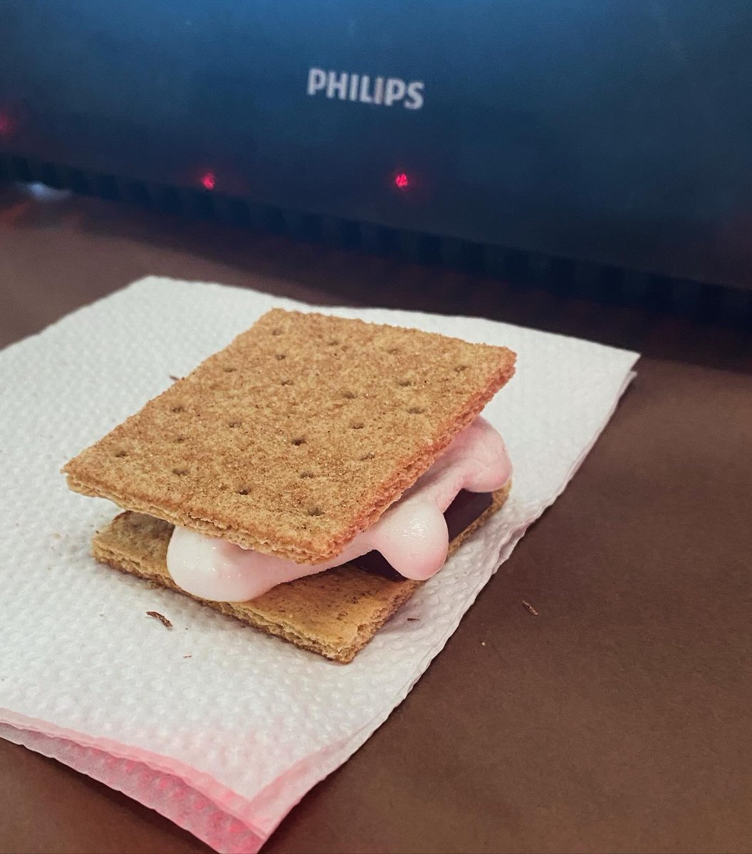 NicoleRandell3's tweet photo. A little back yard bbq and s’mores courtesy of the 3rd floor Green house &amp; Purple house! #purplehousebesthouse @WeAreWortham https://t.co/qC17PCa6Da