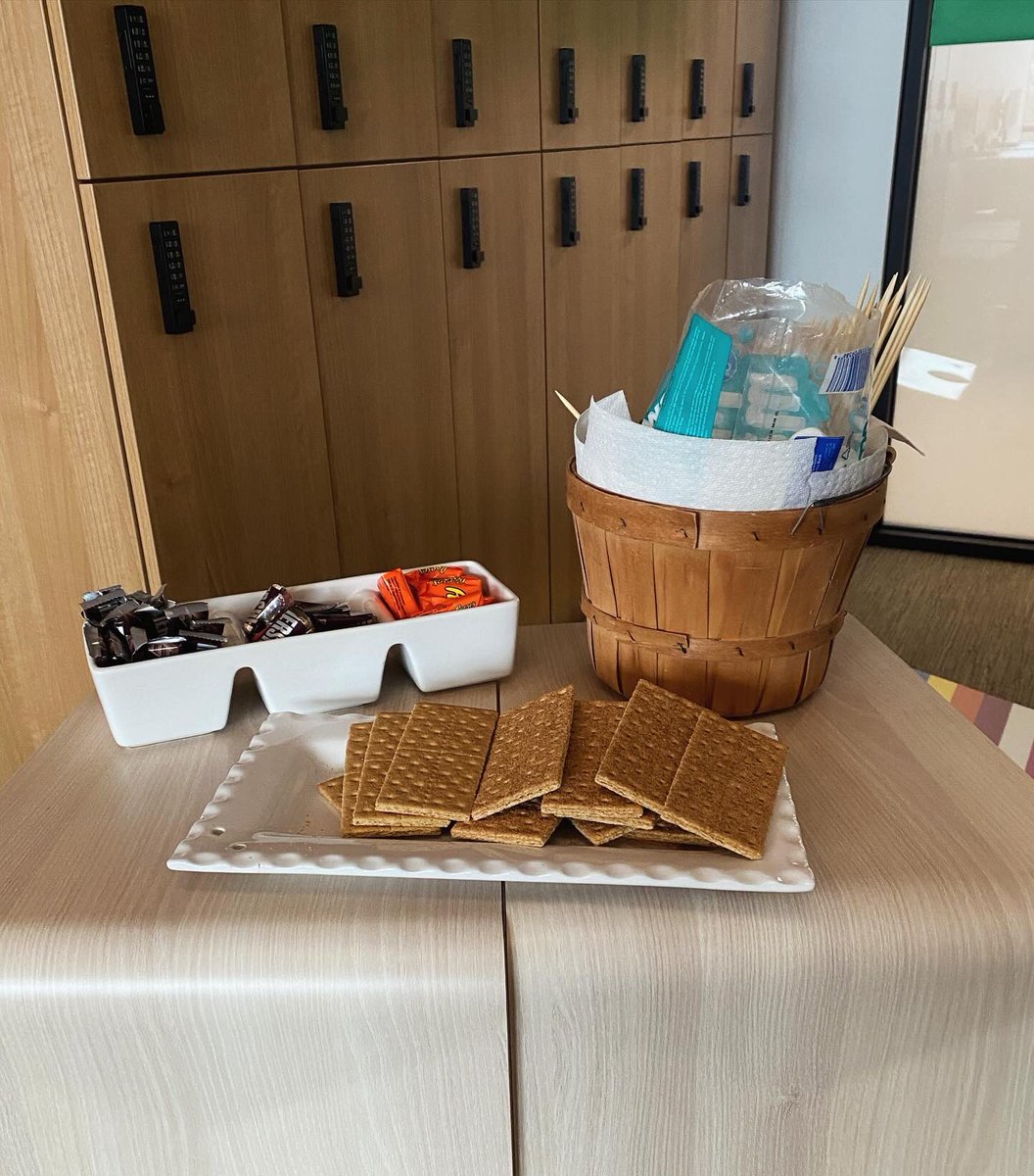 NicoleRandell3's tweet photo. A little back yard bbq and s’mores courtesy of the 3rd floor Green house &amp; Purple house! #purplehousebesthouse @WeAreWortham https://t.co/qC17PCa6Da