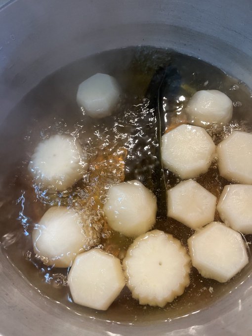 そういや、小田原の栢山という場所にある焼き鳥屋さんに最近お野菜を少しだけどね、卸させてもらってます🥦  お料理の写真が送られてきて&hellip;  コカブとスティックセニョール（スティックブロッコリー）  美味しそう🤤🤤🤤🤤🤤🤤🤤