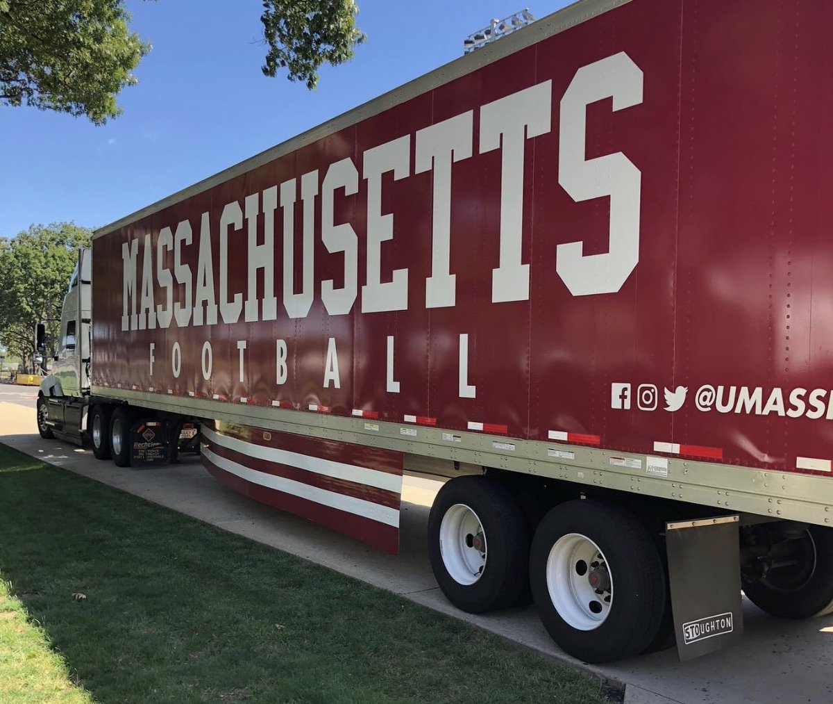 5CollegeMovers's tweet photo. WERE READY πππ Year 12 coming up! πͺ
Time for a new wrap?! π€
#OfficialMovers #GoUMass #MACtion https://t.co/hcossn2vKX