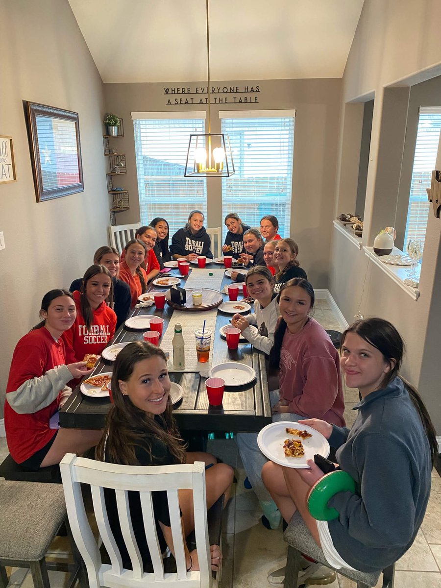 TOMGSOCCER's tweet photo. Thursday’s are for team dinner! Love these girls and families! Thanks to The Glass and McCuistion families for hosting! ❤️🤍🦬 #asone #BTB https://t.co/m1vpU552nX