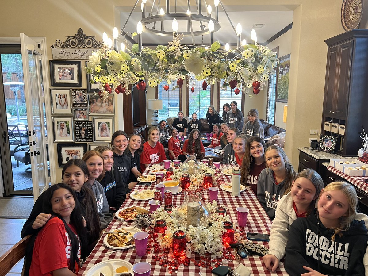 TOMGSOCCER's tweet photo. Thursday’s are for team dinner! Love these girls and families! Thanks to The Glass and McCuistion families for hosting! ❤️🤍🦬 #asone #BTB https://t.co/m1vpU552nX