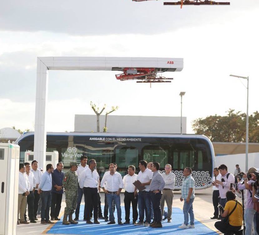 MauVila's tweet photo. También entregamos los trabajos de construcción del Centro de Transferencias Multimodal (CETRAM) del Parque de #LaPlancha, el cual cuenta con 5 bahías para las unidades #ietram, centro de control y monitoreo, patio de carga con tres pantógrafos y 16 cargadores nocturnos dobles, salas de espera y puertos de acceso con pago electrónico para la primera ruta 100% eléctrica del #VaYVen que conectará #Kanasín y #Umán con #Mérida, 137 colonias, 30 centros educativos y 20 puntos turísticos.