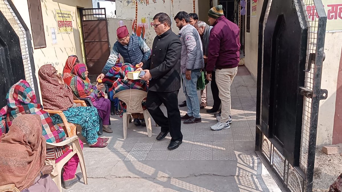 deepak_sdm's tweet photo. Behat में गणतंत्र दिवस धूमधाम से मनाया गया  एवं वृद्धावस्था आश्रम में फल व मिठाई वितरित किए गए https://t.co/0GOCbl8rUE