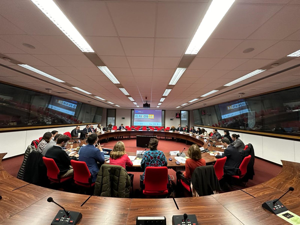 ARGanteUE's tweet photo. Hoy nos reunimos con autoridades 🇪🇺 y Embajadas de América Latina, para dialogar e intercambiar visiones sobre los proximos pasos del #PAcCTO 2.0, principal programa de cooperación birregional en la lucha contra el crimen organizado transnacional.
#TeamEurope https://t.co/Z71YXJ12za