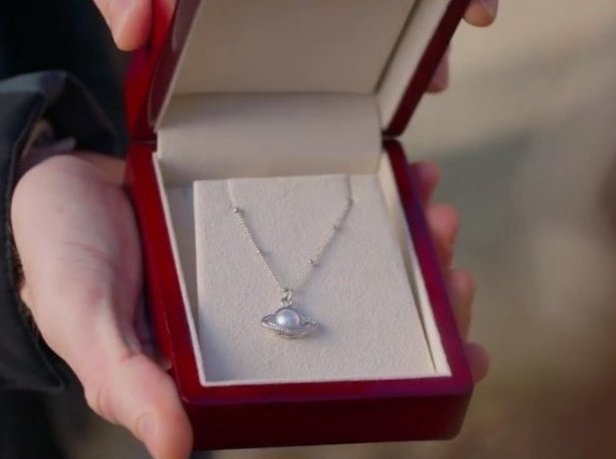 NEEE AYNI KOLYE MI????

#AyBer