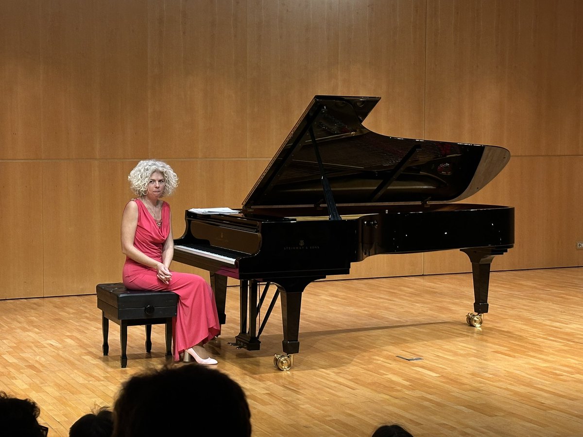 Gran concert de la pianista i professora de L’Intèrpret Oksana Shymanska. Ha presentat el seu treball discogràfic “Travessia”. Enorme repertori amb autors catalans des del classicisme fins als nostres dies.
Bravo Oksana i gràcies per compartir amb nosaltres el teu talent!