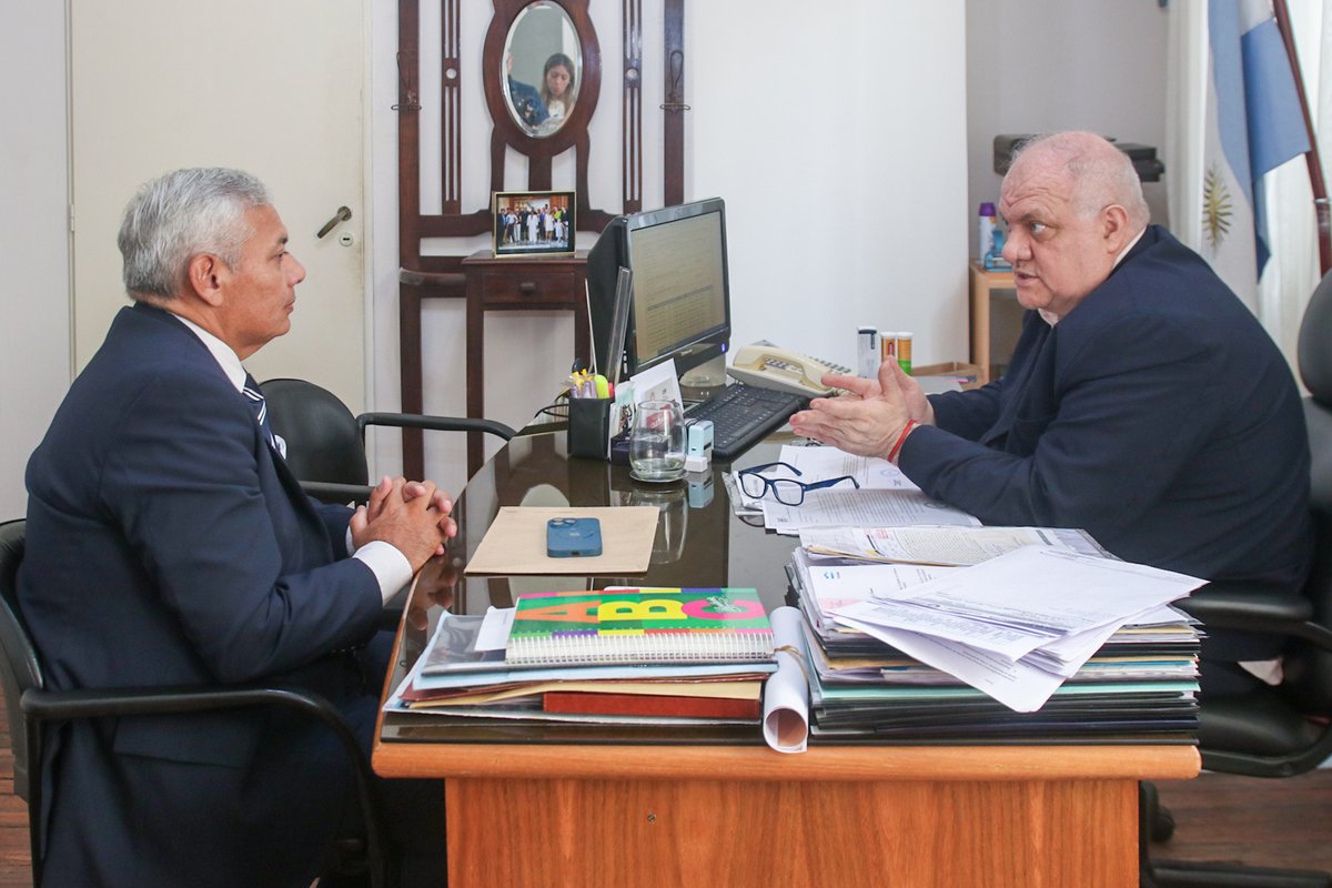 Mantuve una reunión con Alfredo “Fredy” Toscano, vicepdte 2do de la HLT,con el fin de trabajar en equipo para la implementación de una ley referida a la transparencia en el manejo de recursos destinados a dispositivos del Ministerio, como así también para organizaciones sociales.