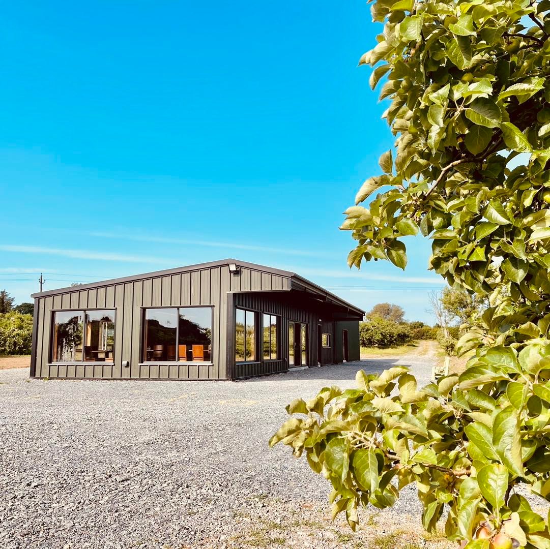 Orchard/Cider Tour Experience and Cooking Demo with Granny’s Traditional Griddle Breads🍞 📆 16th March Enjoy a fully immersive orchard/cider experience in the company of the McKeever family. Click to book 👉 bit.ly/43Yq834 #StPatricksFestival2024 @LongMeadowCider