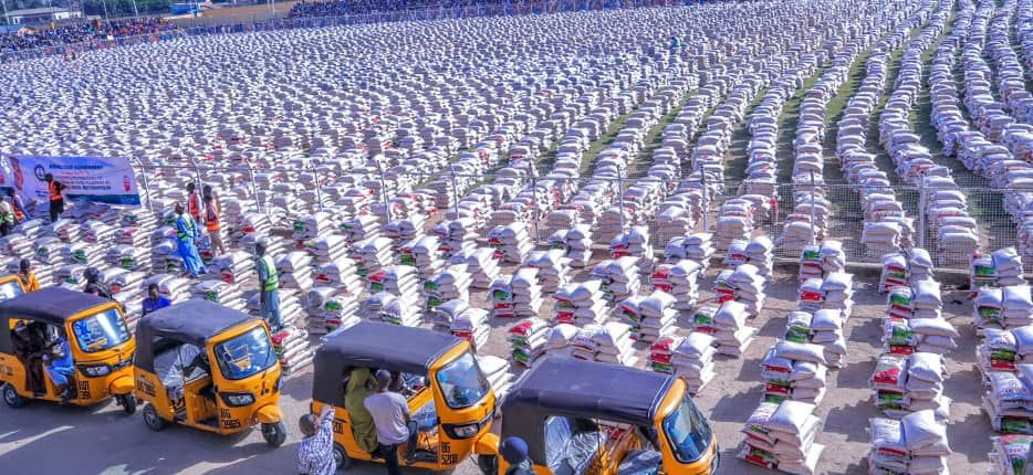 BashirAhmaad's tweet photo. When it comes to humanitarian assistance, Governor Zulum has no equal. He consistently demonstrates his commitment to aiding those impacted by the present circumstances. Many governors cannot relate despite the support received from the federal government to alleviate the hardships resulting from the removal of fuel subsidies.