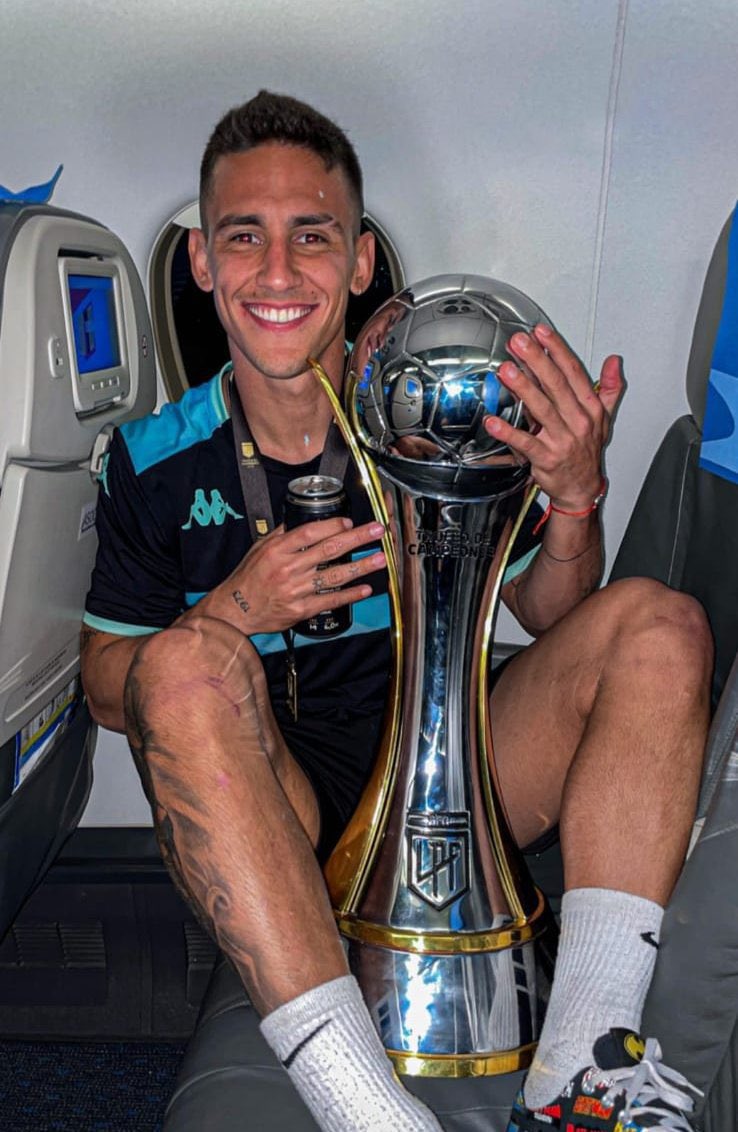 DataRacingOK's tweet photo. ⚠️🇧🇷 ATENCIÓN - Medios de #Brasil informan que Matías #ROJAS rescindió su contrato con #Corinthians por falta de pago.

👉🏻 El paraguayo ex #RACING pasa a ser AGENTE LIBRE.

🤔 ¿TE GUSTARÍA QUE TENGA UNA NUEVA ETAPA EN LA ACADEMIA? ¡LOS LEEMOS! https://t.co/9GjwZfXmuo