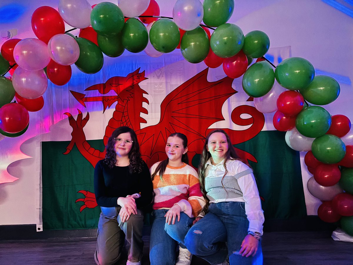 YGGTonyrefail's tweet photo. Diolch yn fawr iawn i Ffrindiau Tonyrefail am drefnu disgo Dydd Gŵyl Dewi i holl blant yr ysgol 🏴󠁧󠁢󠁷󠁬󠁳󠁿
  
Thank you to Ffrindiau Tonyrefail for organising a St David’s Day Disco for the whole school 🏴󠁧󠁢󠁷󠁬󠁳󠁿 https://t.co/w7i0UYFGfS