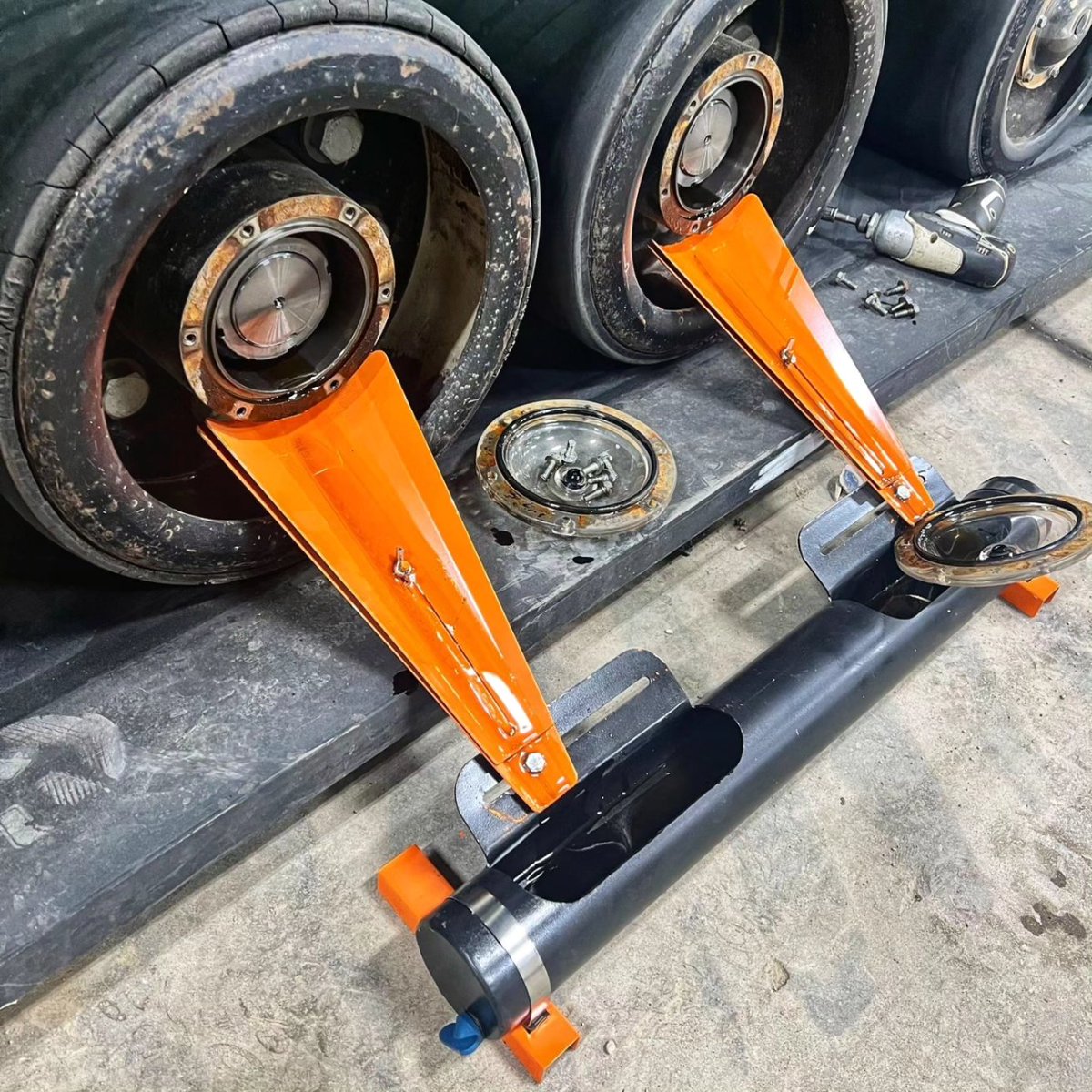 SpringfieldPro3's tweet image. We have a new product for you folks.
Our new universal PipeDrain. Part # PD-242.
The funnels are able to move side to side and also in
and out to match the hub you are draining. For questions or to order yours, please email us at
springfield.products@gmail.com