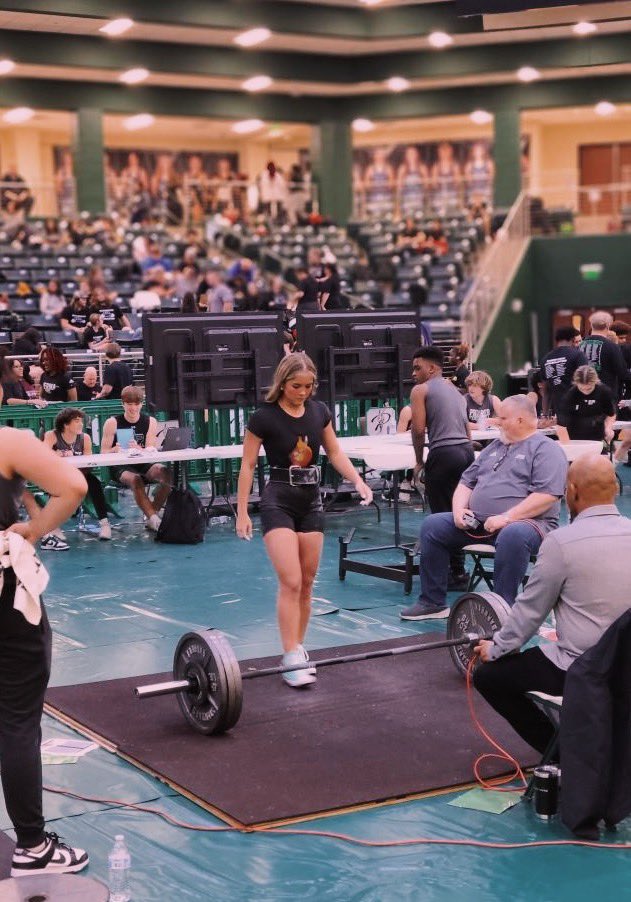 brooklyneyman's tweet photo. REGIONAL CHAMP 🥇🥇
squat- 330
bench- 210 
deadlift- 325
•auto qualified for state with a total of 865 https://t.co/VG3MbkXyGR