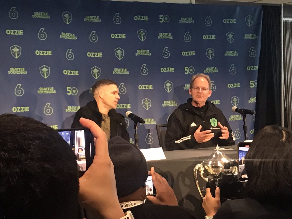 shotgunprose's tweet photo. Ozzie Alonso retires a Sounder. https://t.co/8iZKwyphh4