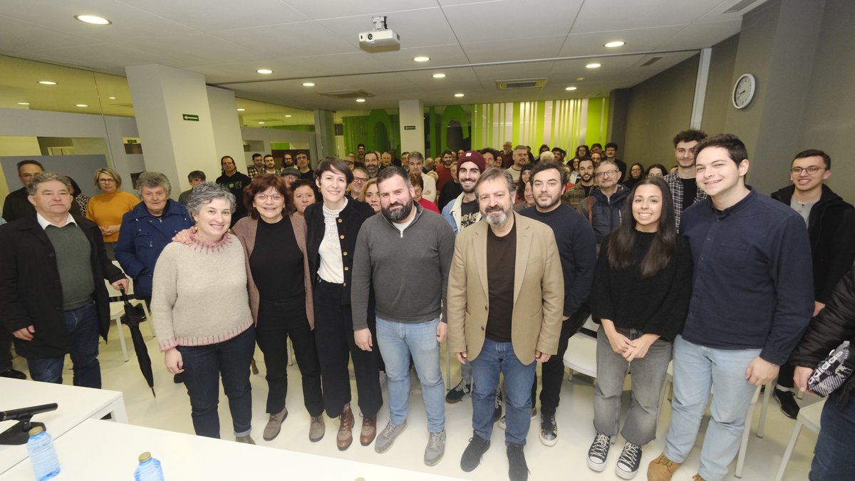 anaponton's tweet photo. Cxs compañeirxs na asemblea comarcal de Pontevedra para compartir reflexións e emocións tras o resultado histórico do 18F nos concellos da comarca. 
Un apoio que nos fai ser un BNG con máis forza, ilusión e ganas para seguir traballando a favor deste País e da súa xente. https://t.co/cyqiKqRmEt