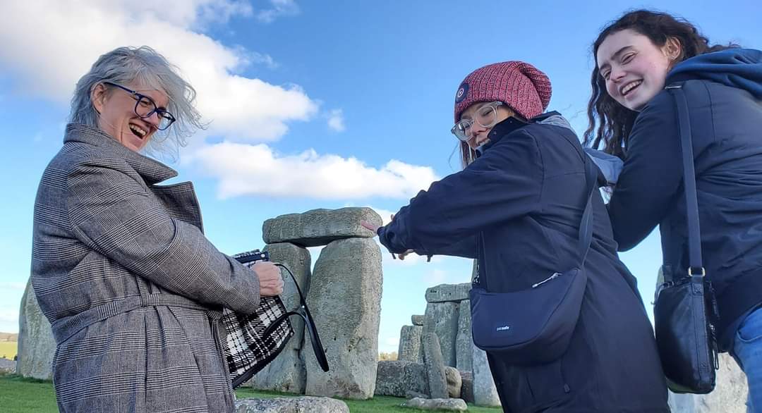 GishQuaranteam's tweet photo. What happens when some of the US team visit the UK?
They try to steal Stone Bloody Henge
It is only 18" high. @EnglishHeritage just want you to think it's more impressive https://t.co/4mYeKEXliL
