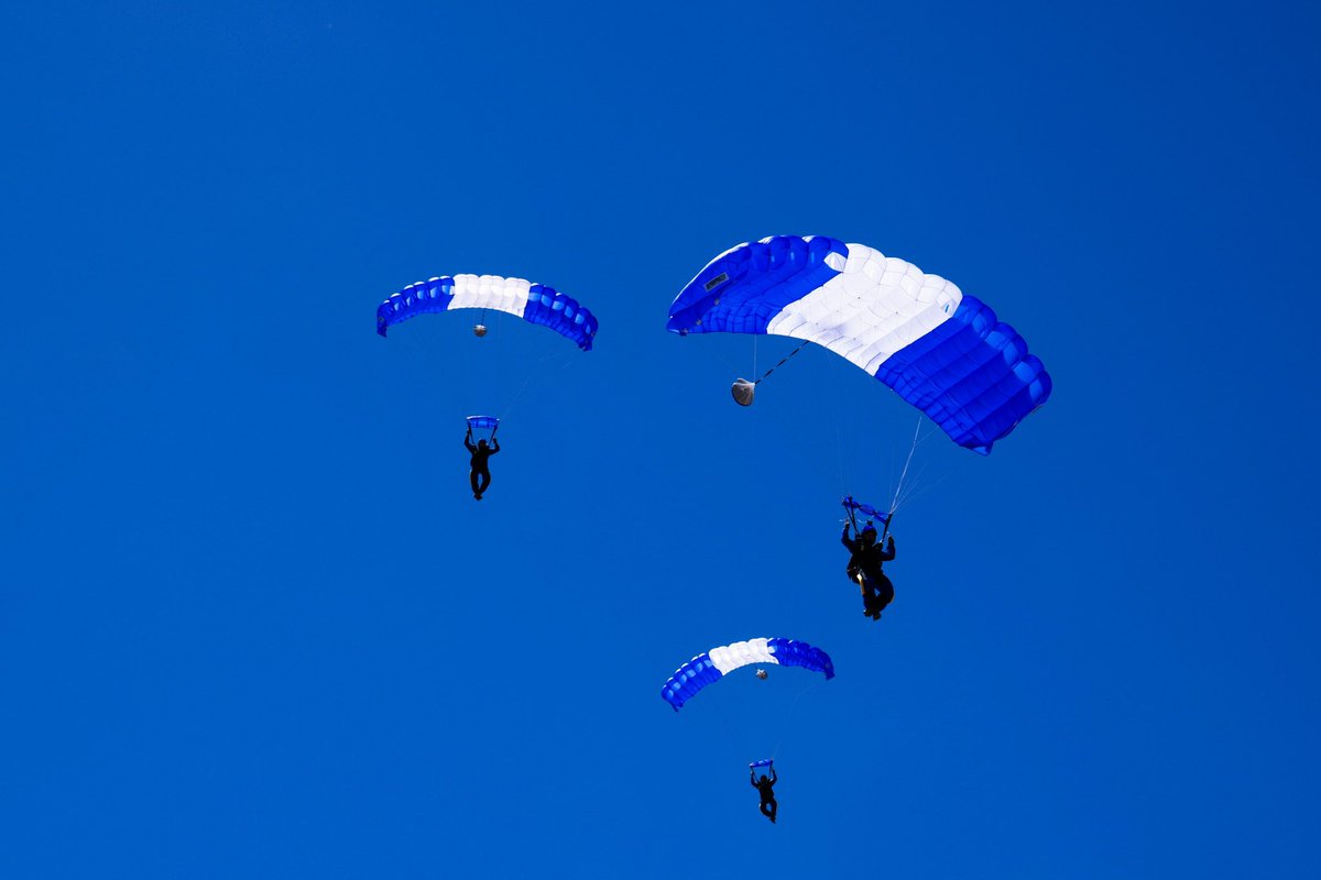 Nuestros paracaidistas del Comando de Fuerzas Especiales de la <a href="/FUERZARMADASV/">FUERZA ARMADA</a> hacen que el descenso libre acrobático parezca fácil con su nuevo equipo de élite. 🪂🇸🇻