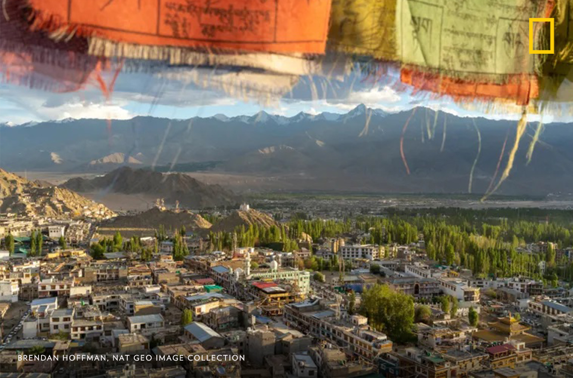 #PhotoduJour | Construit en 1600, le palais de Leh, capitale de l'État du Ladakh, offre une vue imprenable sur la ville. Entourée par des pics montagneux, celle-ci se trouve à 3 500 mètres d'altitude, ce qui en fait l'une des villes les plus hautes du monde.