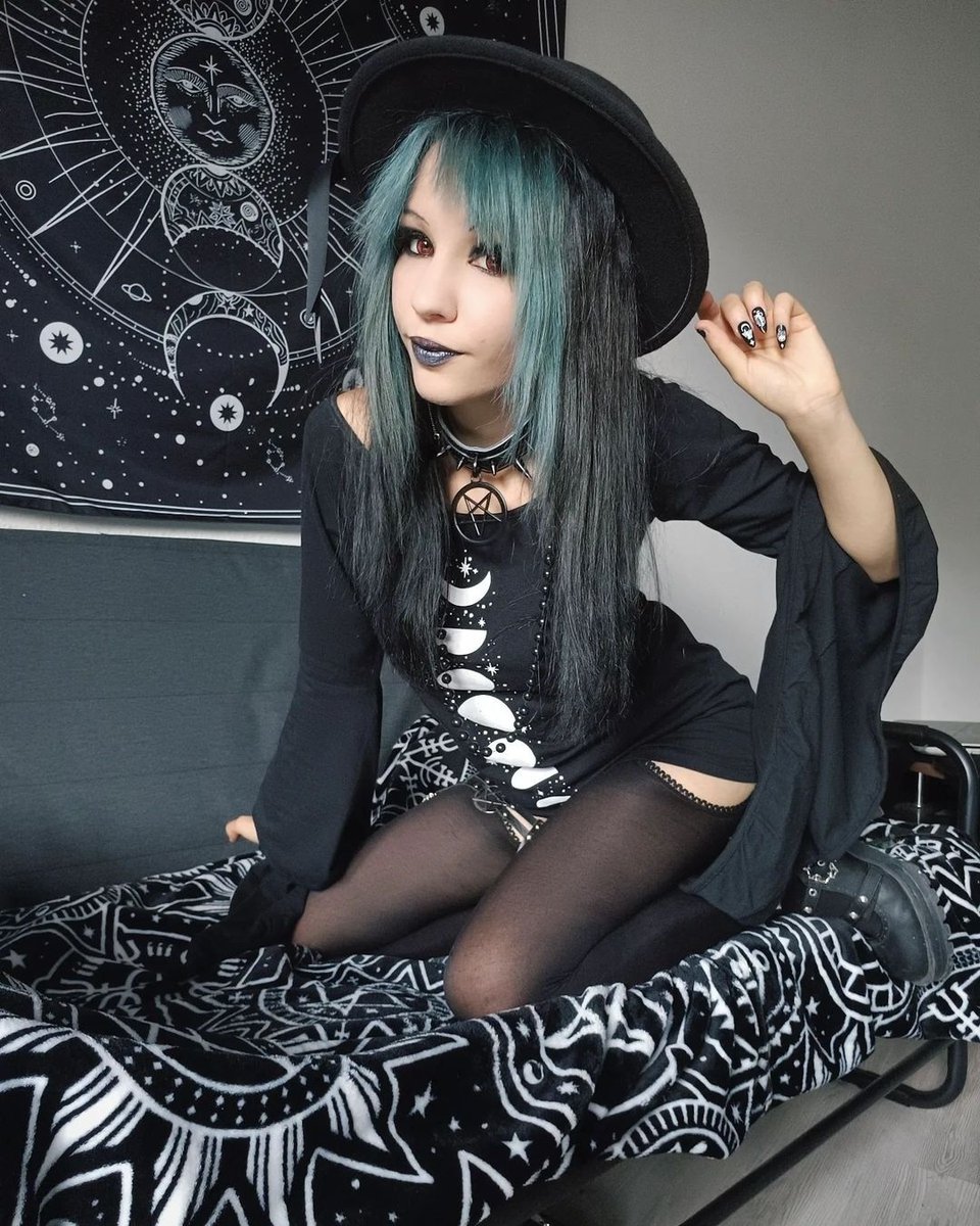 toofastclothing's tweet image. Loving The Witchy Vibes Of Our Babe @princess_jojewsia Casting Love Spells In Our Phases Of The Moon Hellz Bellz Dress, Which Is Almost Out Of Stock ⚠️🖤

l8r.it/mvMT

#TooFastClothing
#WitchyDress #WitchCore #Witches