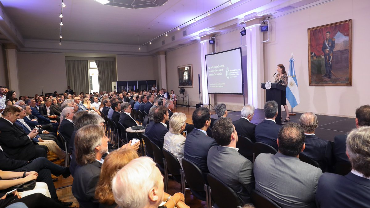 Plan Nacional de Promoción de Exportaciones e Inversiones 2024.

Ante representantes de más de 200 entidades, cámaras empresariales y agencias de comercio exterior e inversiones, la Canciller Mondino presentó el Plan Nacional de Promoción de las Exportaciones y las Inversiones