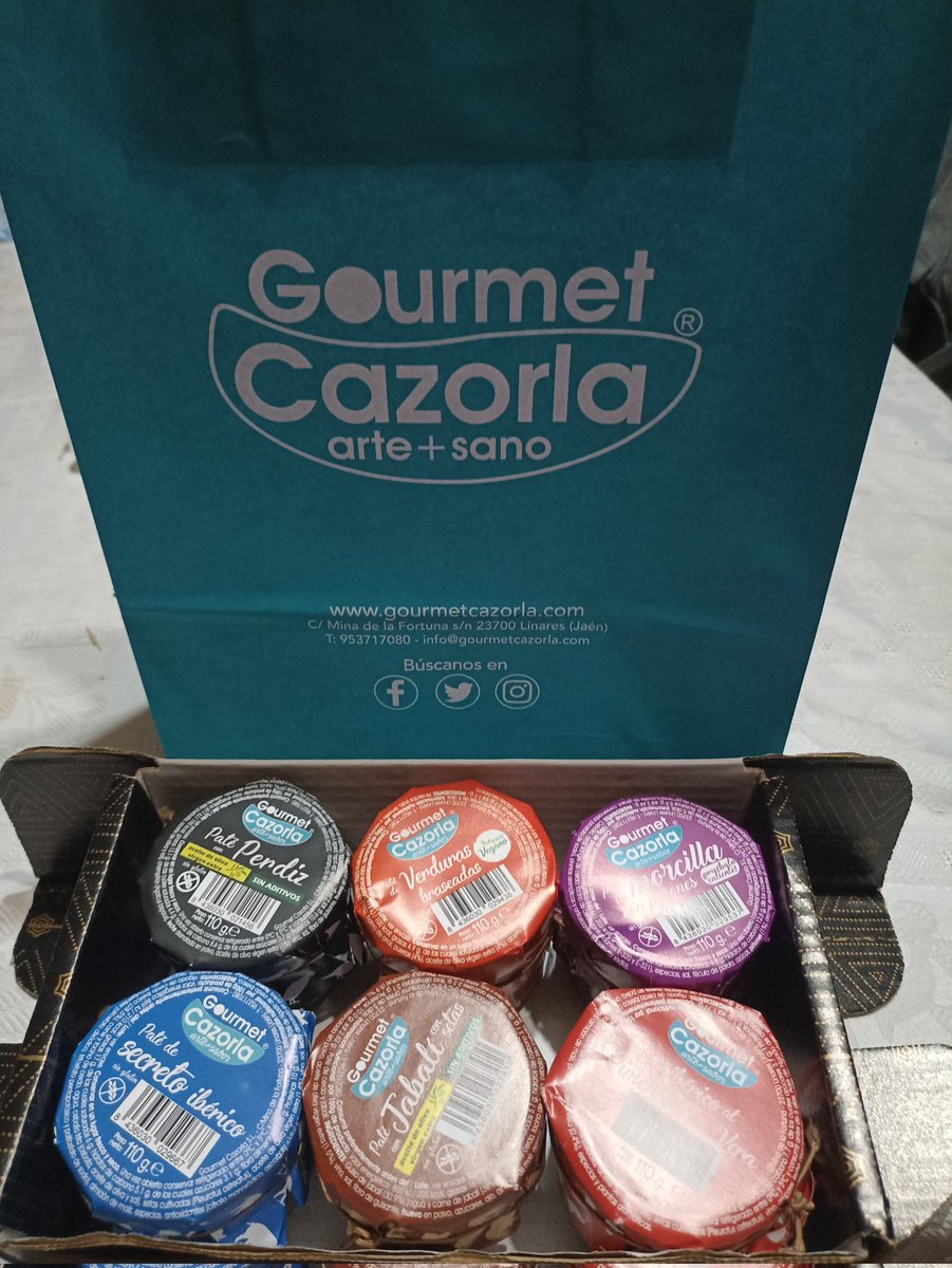 Palabra cumplida mil gracias <a href="/GourmetCazorla/">Gourmet Cazorla</a> ahora tocar saborear está maravilla <a href="/TelevisionTveo/">TVeo Televisión Linares</a> y <a href="/MiguelDlaCamara/">Miguel Angel De la Cámara</a> gracias por hacernos participar de la entrevista rodeados de nuestros jugadores del <a href="/Linares_Dptvo/">Linares Deportivo 💙⚒</a> . Buen rato. Mil gracias a todos