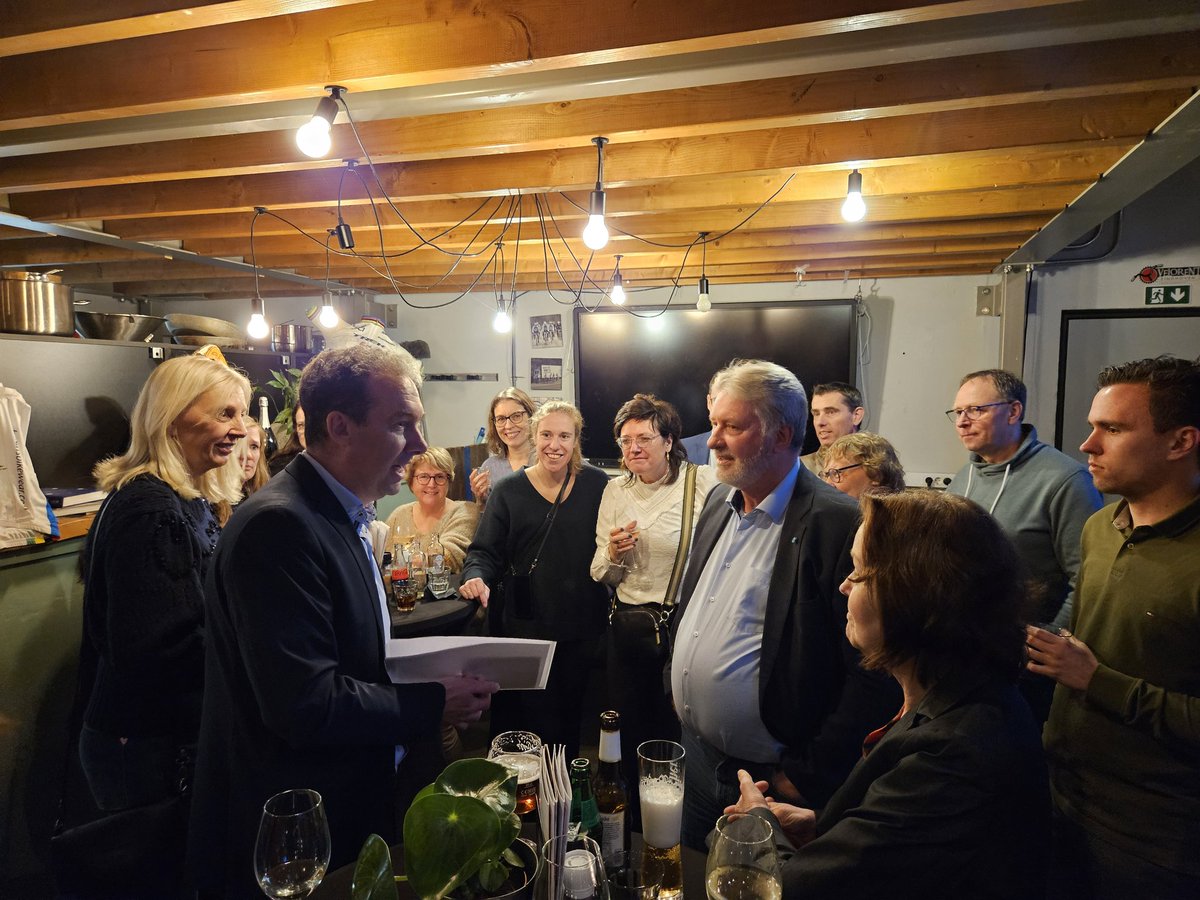 Met een gezellige avond afscheid genomen van onze fijne collega Hans. Na 45 jaar als #medicispecialist in de accountancy gewerkt te hebben, gaat hij vanaf vandaag genieten van zijn welverdiende pensioen. Bedankt voor jouw toewijding en inzet, Hans! #afscheidnemendoetsomszeer