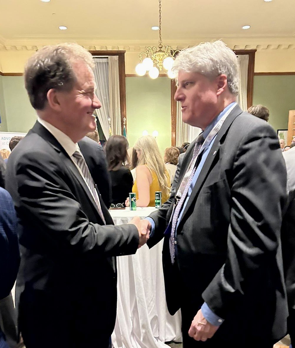 This week, I attended the <a href="/OntarioCofC/">Ontario Chamber</a>’s 9th Annual Advocacy Day Reception at Queen's Park. It was great catching up with two colleagues from #Timmins, <a href="/Kraymr/">Kraymr Grenke🇨🇦</a> Grenke and Tom Faught were repersenting the <a href="/TimminsChamber/">Timmins Chamber</a>. Thanks for advocating on behalf of our community.

#Ontario