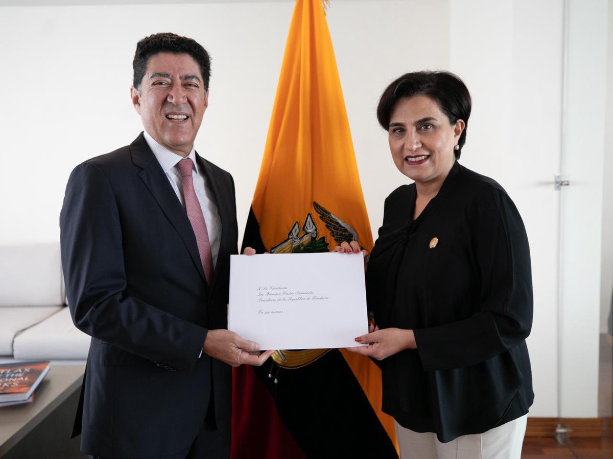 La canciller <a href="/gabisommerfeld/">Gabriela Sommerfeld</a> entregó copias de cartas credenciales a los embajadores ecuatorianos al servicio del país en las misiones que cumplirán en el exterior: Gabriela Troya en Colombia , Silvia Espíndola en Panamá y Germán Ortega en Honduras. cancilleria.gob.ec/2024/02/29/can…