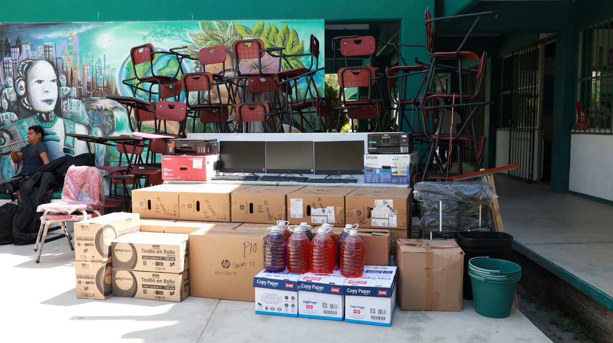 blancaluzmtz's tweet photo. Continuamos nuestro recorrido por la región de la Costa y en esta ocasión visitamos el plantel 10 Zacatepec, entregamos 20 equipos de cómputo, 2 impresoras multifuncionales, lotes de mobiliario, pizarrones, escritorios, material de oficina e insumos básicos para que las y los jóvenes cuenten con las herramientas necesarias para continuar con su formación académica.