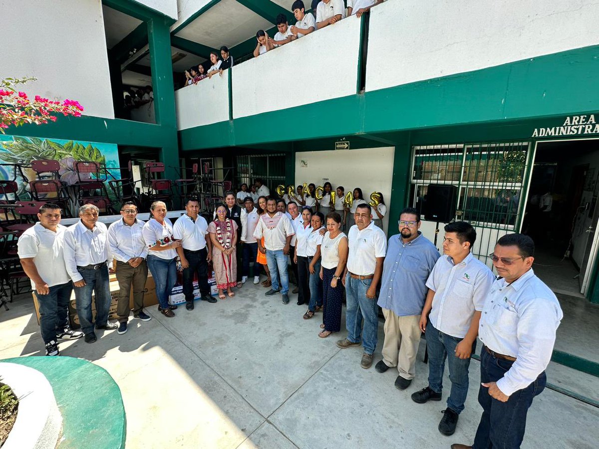 blancaluzmtz's tweet photo. Continuamos nuestro recorrido por la región de la Costa y en esta ocasión visitamos el plantel 10 Zacatepec, entregamos 20 equipos de cómputo, 2 impresoras multifuncionales, lotes de mobiliario, pizarrones, escritorios, material de oficina e insumos básicos para que las y los jóvenes cuenten con las herramientas necesarias para continuar con su formación académica.